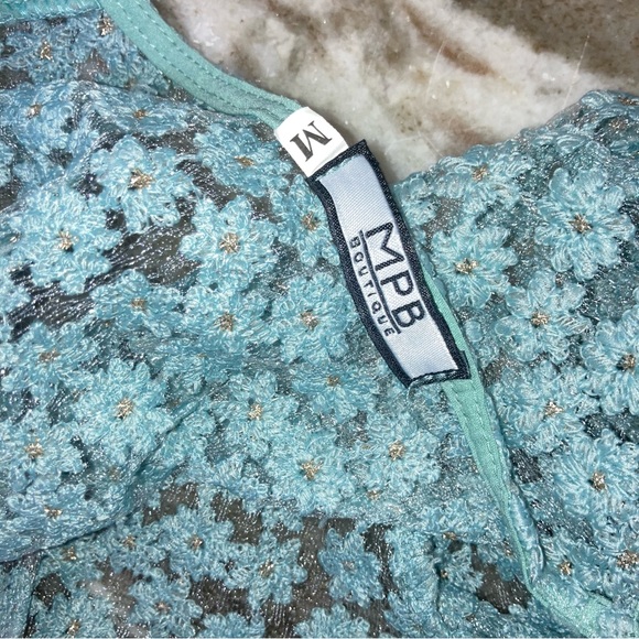 MPB Boutique blue lace top daisy pattern with dainty flowers buttons Size M - Picture 8 of 16